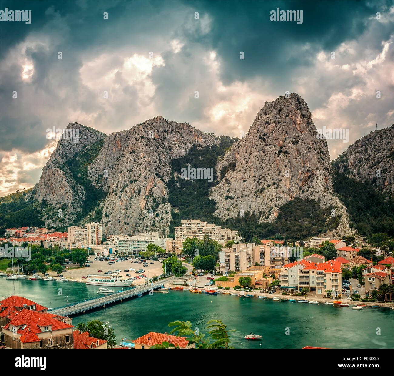 La ville de Supetar avec la rivière Cetina et des montagnes, la Croatie. Banque D'Images