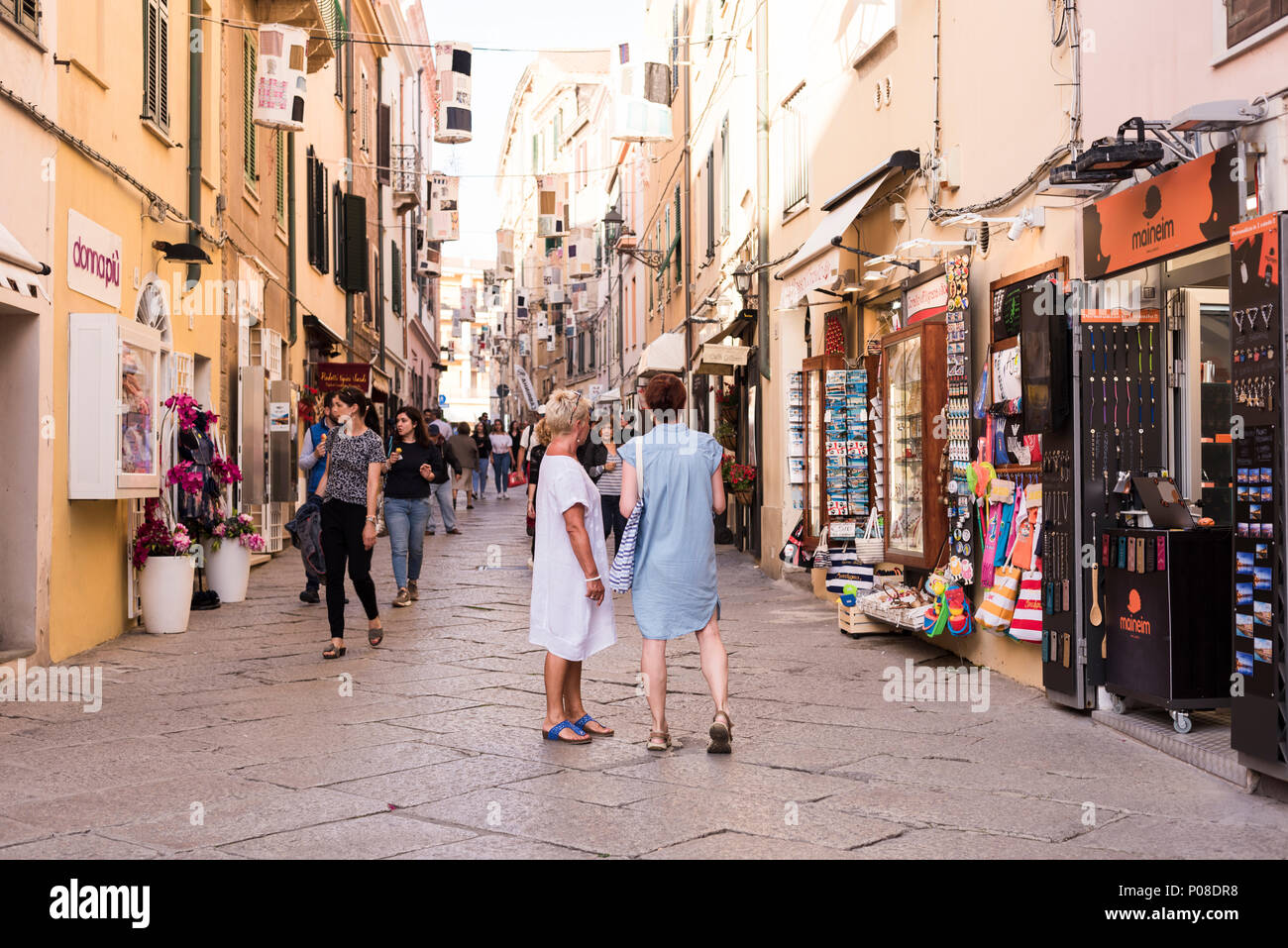 Les femmes shopping dans la vieille ville d'Alghero, Sardaigne, Italie Banque D'Images