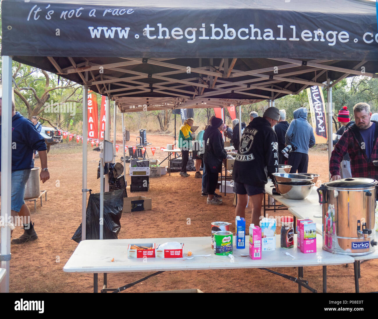 Défi 2018 Gibb tentes mis en place pour les volontaires pour distribuer le petit-déjeuner et des paniers-repas pour les cavaliers sur la Gibb River Road WA Kimberley en Australie. Banque D'Images