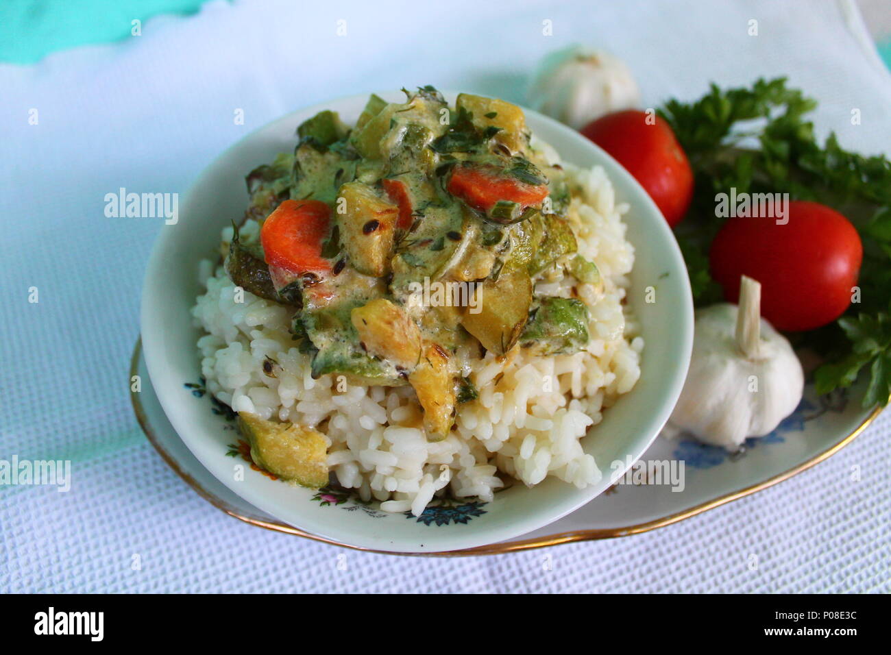 Dans un bol de riz blanc cuit avec sauce épicée à la tomate, verdure et l'ail pour préparer le dîner Banque D'Images