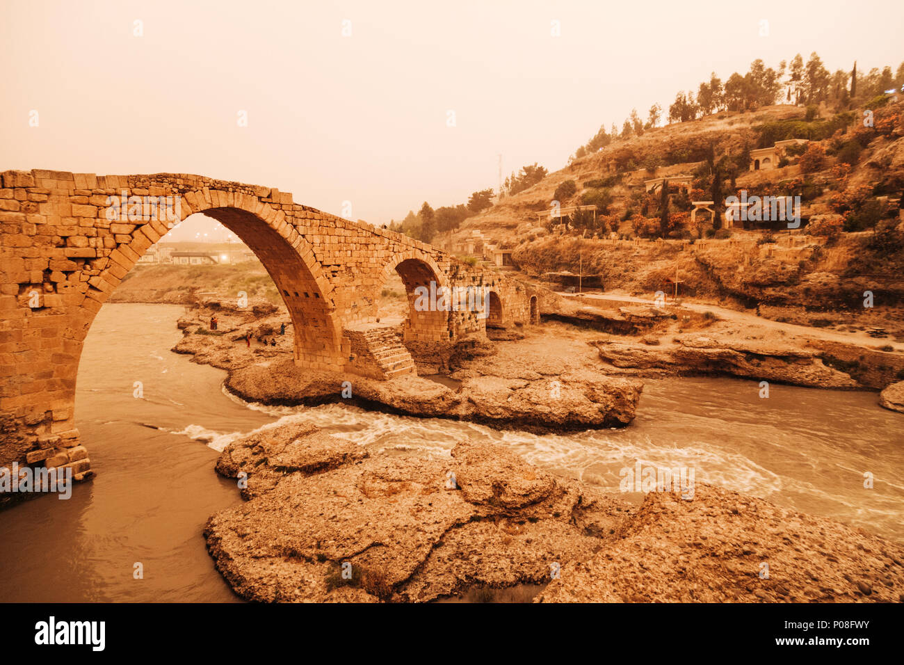 Le gouvernorat de Dohuk, Zakho, Kurdistan irakien : Pira Delal pont en pierre ancienne dans la ville frontière de Zakho. Banque D'Images