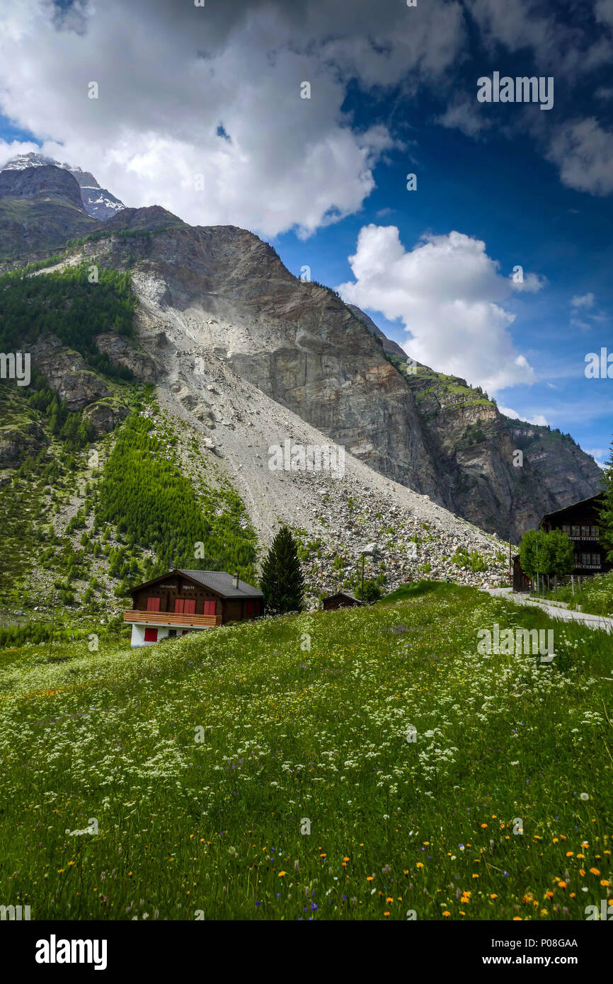 Granges en bois et prairies sur les lieux de l'éboulement de 1991, glissement, au-dessus de Randa dans la vallée de Saas, Suisse Banque D'Images