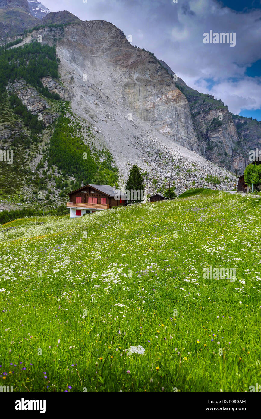 Granges en bois et prairies sur les lieux de l'éboulement de 1991, glissement, au-dessus de Randa dans la vallée de Saas, Suisse Banque D'Images