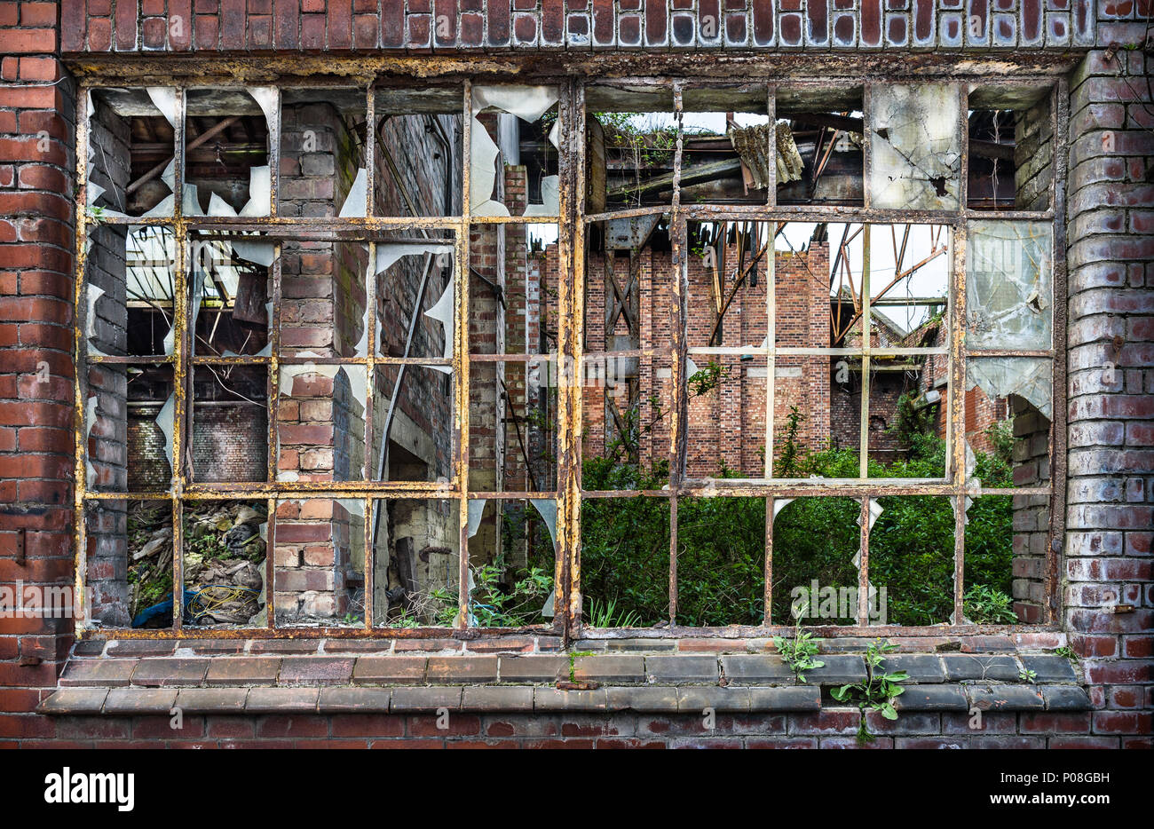 Un vieux châssis de fenêtre fer industriel la rouille avec du verre brisé  Photo Stock - Alamy