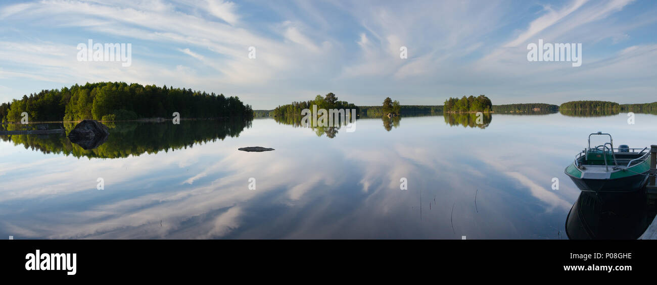 Réflexions des nuages. Lake Kukkia, Luopioinen, Finlande. Banque D'Images