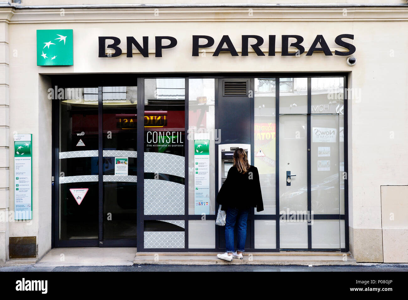 Distributeur de billets de banque - Rue de Vaugirad - Paris - France Banque D'Images