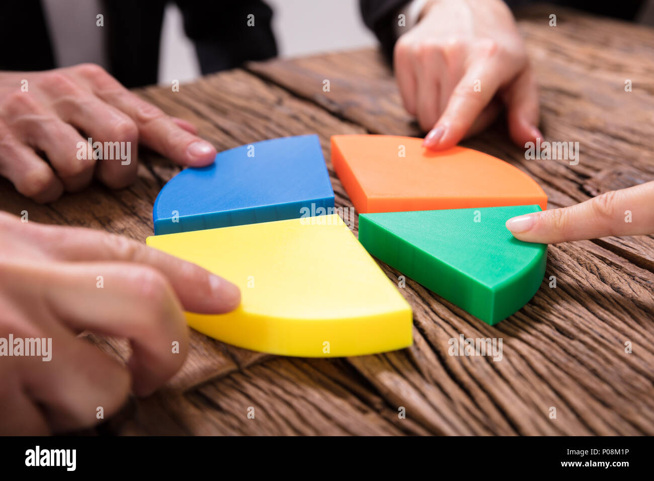 Pièces de raccordement d'affaires Multi Colored Graphique sur un bureau en bois Banque D'Images