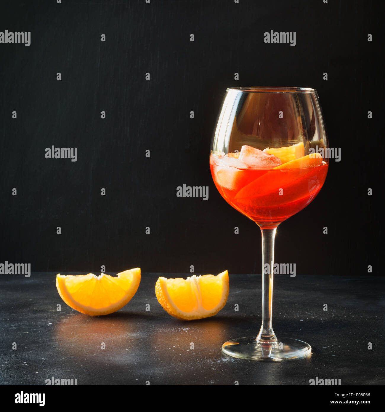 Cuisine italienne classique cocktail aperol spritz sur noir. Banque D'Images