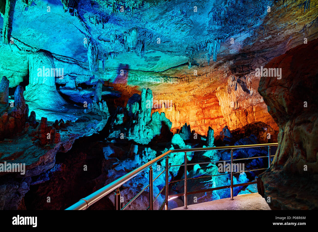 Grotte Sataplia avec éclairage coloré à Kutaisi, Géorgie Banque D'Images