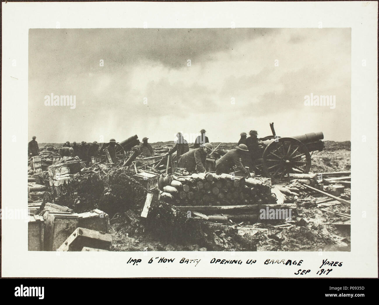 . French : Photo de soldats australiens, septembre 1917. À partir d'un album de photographies prises par Frank Hurley en France et la Palestine, 1917-1918. . 20 février 2013, 10:12:04. Frank Hurley (1885-1962) Noms alternatifs Francis James Hurley australienne Description explorer, photographe, photographe et photojournaliste de guerre Date de naissance/décès 15 Octobre 1885 16 janvier 1962 / 16 février 1962 Lieu de naissance/décès Glebe Sydney contrôle d'autorité : Q958587 : VIAF 34613489 ISNI : 0000 0001 2127 5183 ULAN : 500123793 RCAC : n85052816 NLA : 35215102 1 WorldCat soldats australiens Septem Banque D'Images . French : Photo de soldats australiens, septembre 1917. À partir d'un album de photographies prises par Frank Hurley en France et la Palestine, 1917-1918. . 20 février 2013, 10:12:04. Frank Hurley (1885-1962) Noms alternatifs Francis James Hurley australienne Description explorer, photographe, photographe et photojournaliste de guerre Date de naissance/décès 15 Octobre 1885 16 janvier 1962 / 16 février 1962 Lieu de naissance/décès Glebe Sydney contrôle d'autorité : Q958587 : VIAF 34613489 ISNI : 0000 0001 2127 5183 ULAN : 500123793 RCAC : n85052816 NLA : 35215102 1 WorldCat soldats australiens Septem Banque D'Images