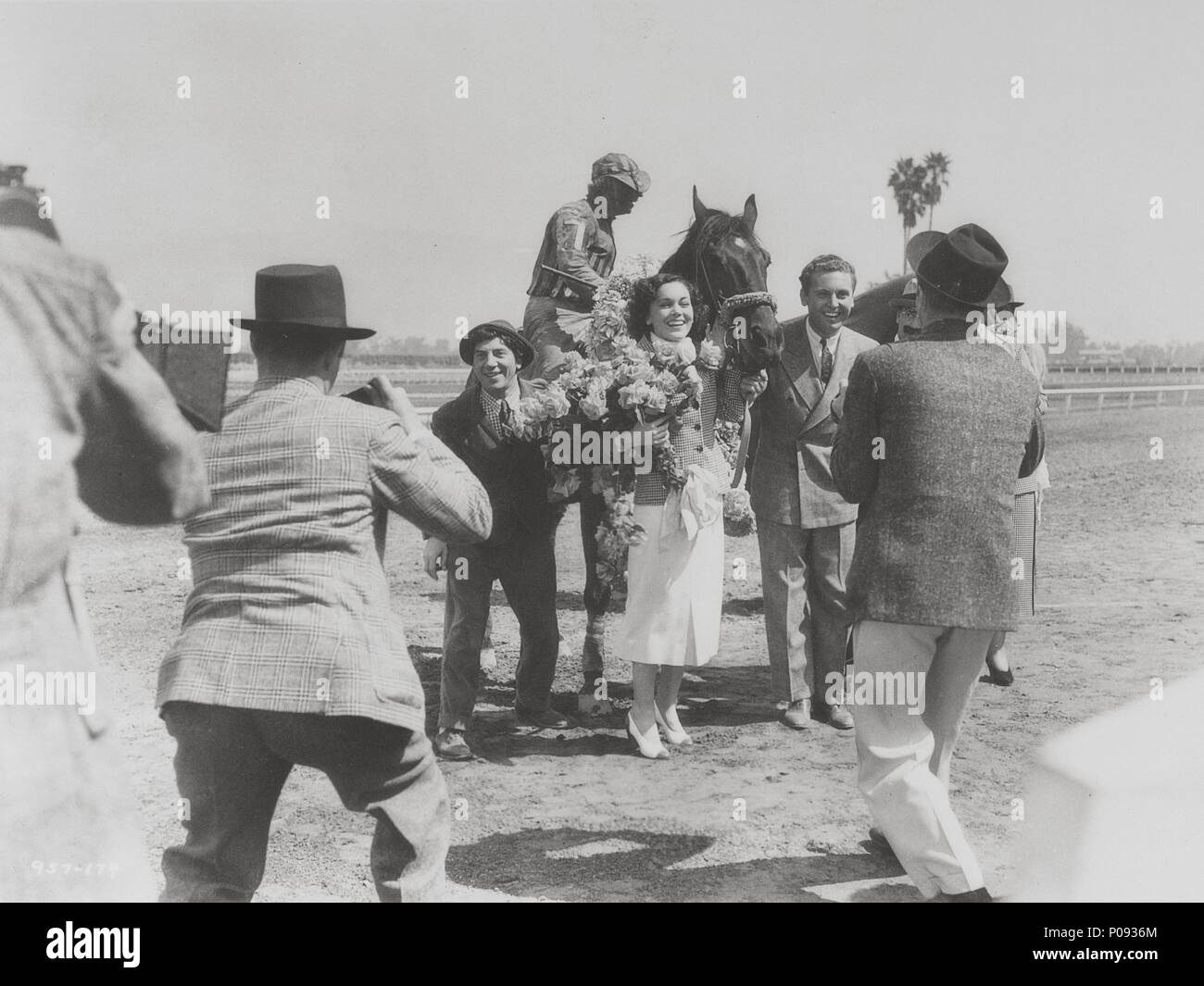 Titre original : UNE JOURNÉE AUX COURSES. Titre en anglais : UNE JOURNÉE AUX COURSES. Directeur du film : SAM WOOD. Année : 1937. Stars : MAUREEN O'SULLIVAN, Chico Marx ; ALLAN JONES. Credit : M.G.M. / Album Banque D'Images
