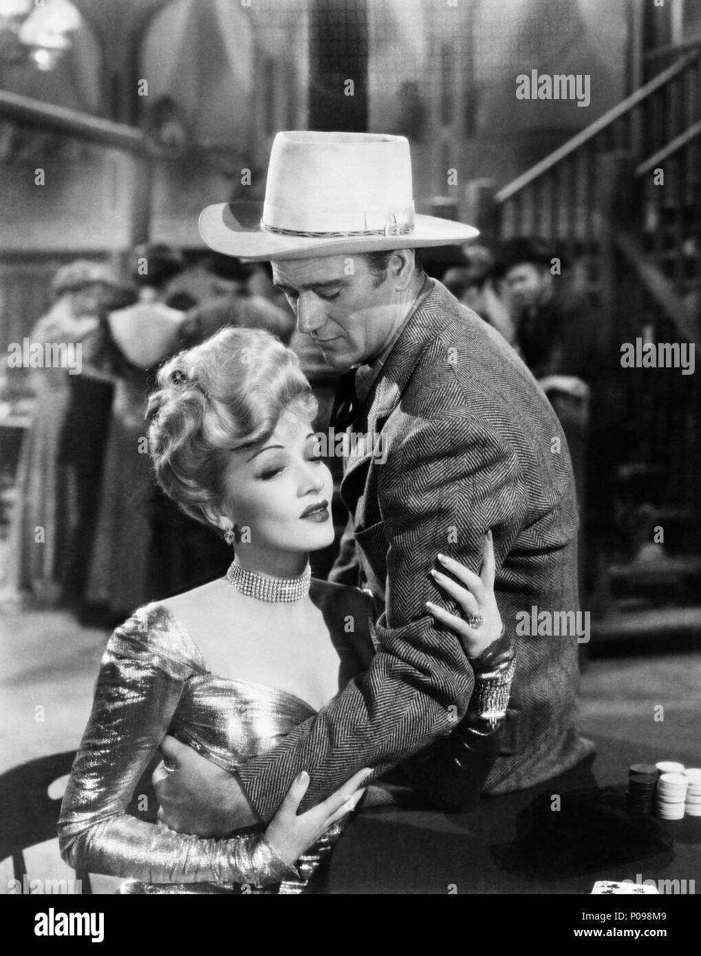 Titre original : les saboteurs. Titre en anglais : les saboteurs. Directeur de film : RAY ENRIGHT. Année : 1942. Stars : JOHN WAYNE ; Marlene Dietrich. Credit : UNIVERSAL PICTURES / Album Banque D'Images