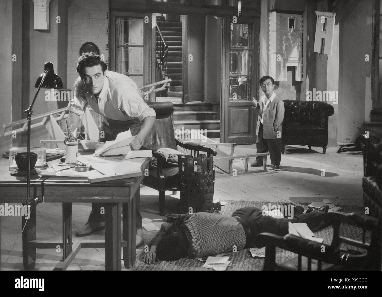 Titre original : LA CORONA NEGRA. Titre en anglais : BLACK CROWN. Directeur : LUIS SASLAVSKY Film. Année : 1951. Stars : PIERAL ; Vittorio Gassman. Credit : SUEVIA FILMS-CESAREO GONZALEZ/GUION PROD. Album // CINEMATOGRAFICAS Banque D'Images