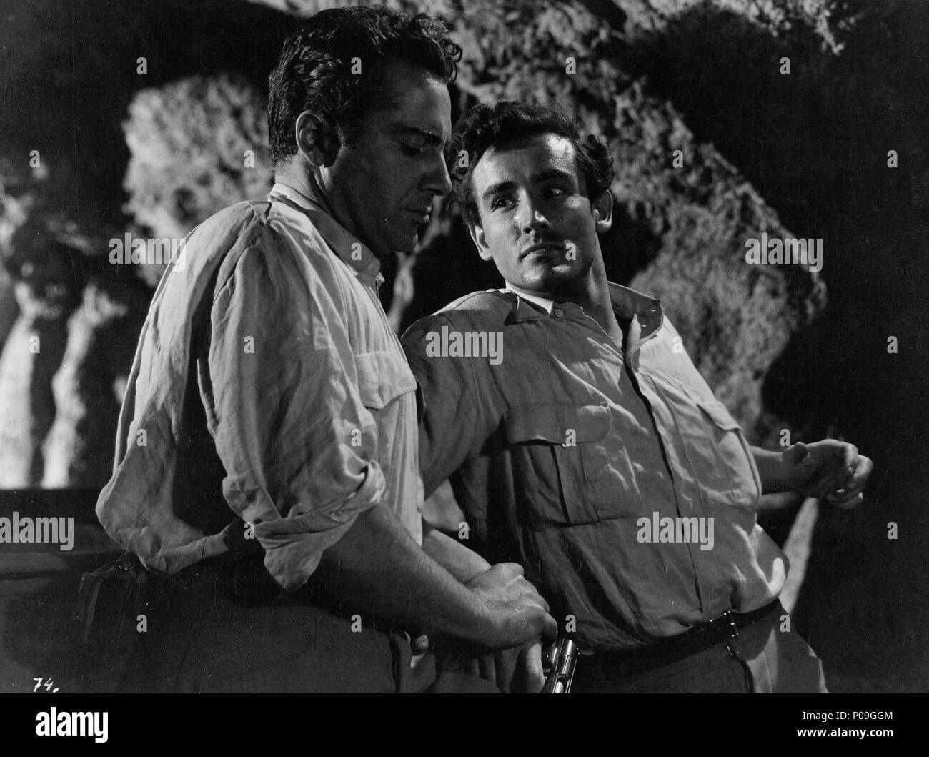 Titre original : LA CORONA NEGRA. Titre en anglais : BLACK CROWN. Directeur : LUIS SASLAVSKY Film. Année : 1951. Stars : Vittorio Gassman, ROSSANO BRAZZI. Credit : SUEVIA FILMS-CESAREO GONZALEZ/GUION PROD. Album // CINEMATOGRAFICAS Banque D'Images