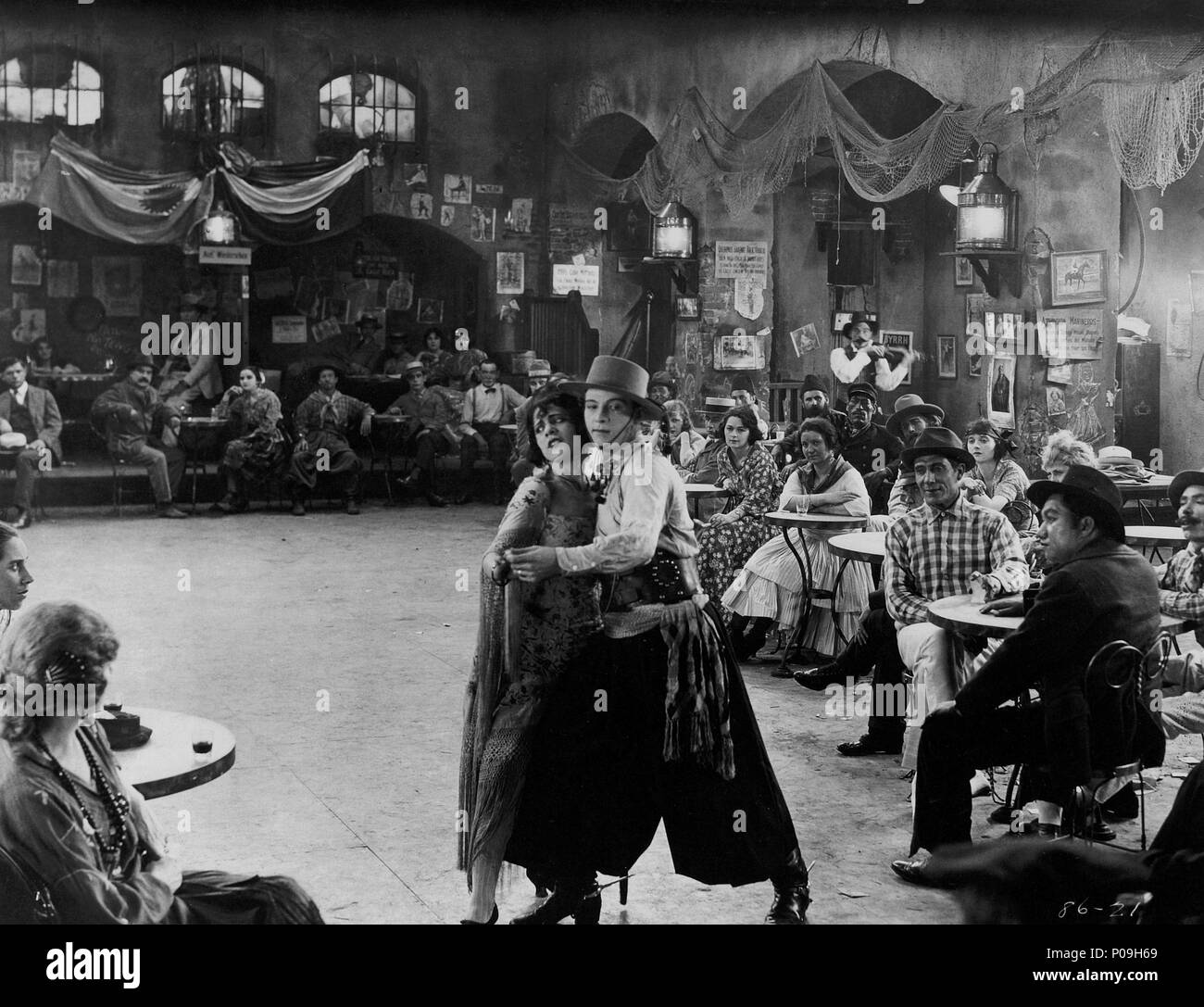 Titre original : les quatre cavaliers de l'APOCALYPSE. Titre en anglais : les quatre cavaliers de l'APOCALYPSE. Directeur de film : REX (directeur) INGRAM. Année : 1921. Stars : ALICE TERRY ; Rudolph Valentino. Credit : Métro / Album Banque D'Images