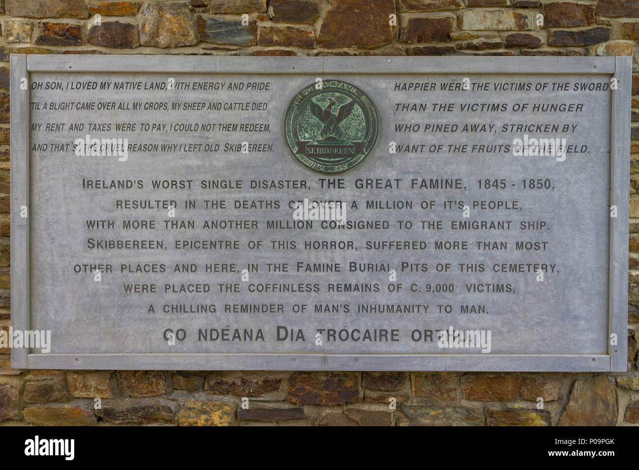 La famine irlandaise de sépulture avec plaques commémoratives à abbeystrewry skibbereen cimetière, en Irlande. Banque D'Images