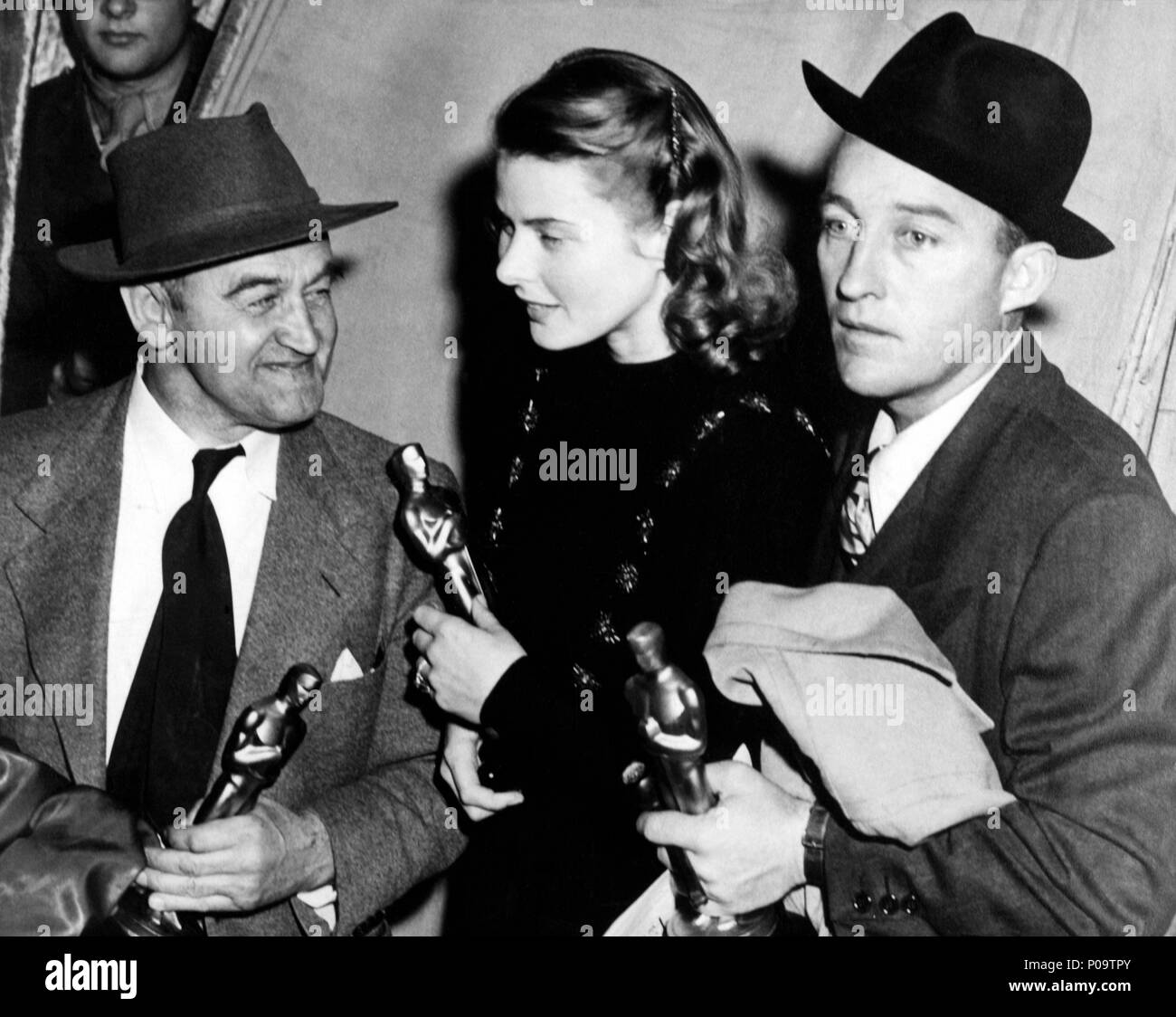 Description : La 17e Academy Awards / 1945. Barry Fitzgerald, meilleur  acteur dans un second rôle pour 'Going my way'. Ingrid Bergman, meilleure  actrice pour "Gaslight". Bing Crosby, meilleur acteur pour "j'ai