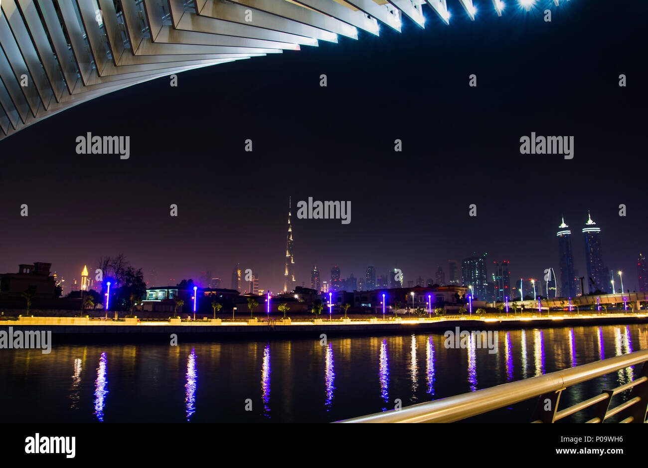 Canal de l'eau de Dubaï passerelle avec panorama de la ville en arrière-plan dans la nuit Banque D'Images
