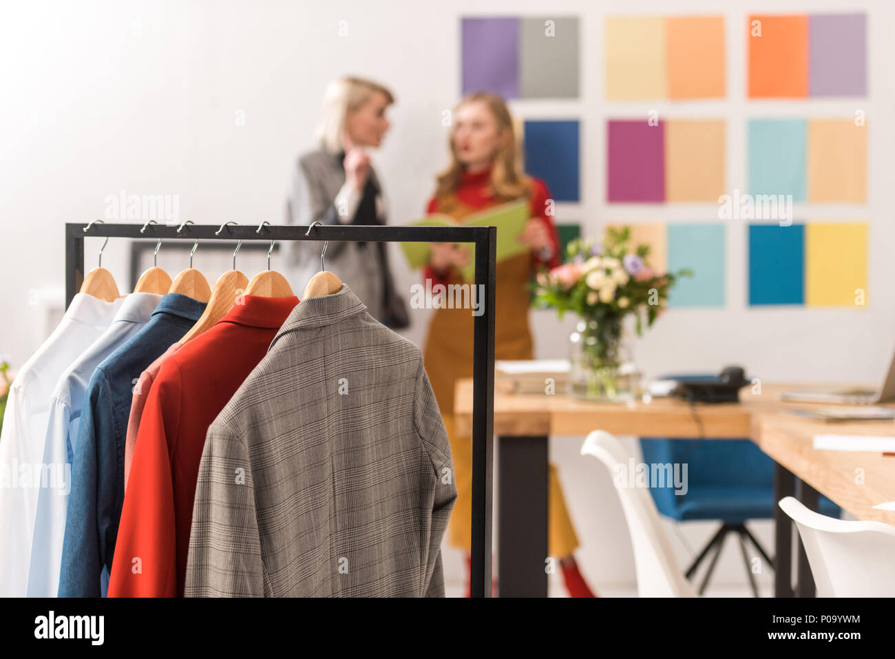 Couturiers à la mode de travail bureau moderne avec des vêtements sur le premier plan Banque D'Images