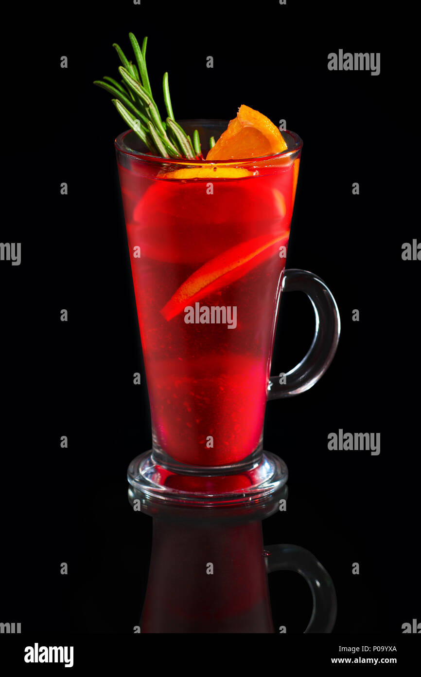 Tasse de thé framboise avec orange et citron Banque D'Images