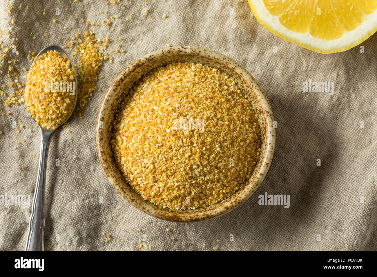 Matières organiques secs zeste de citron dans un bol Banque D'Images
