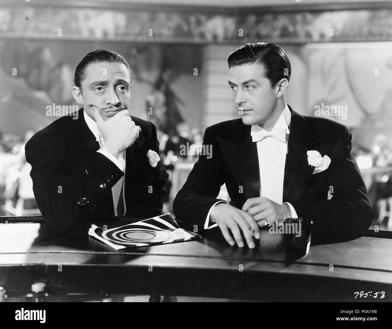 Titre original : trois filles intelligentes. Titre en anglais : trois filles intelligentes. Directeur de film : Henry Koster. Année : 1936. Stars : RAY MILLAND, Mischa Auer. Credit : UNIVERSAL PICTURES / Album Banque D'Images