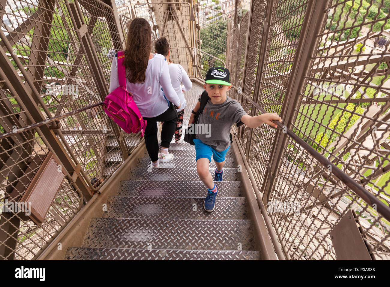 Escaliers de la tour eiffel Banque de photographies et d’images à haute résolution Alamy