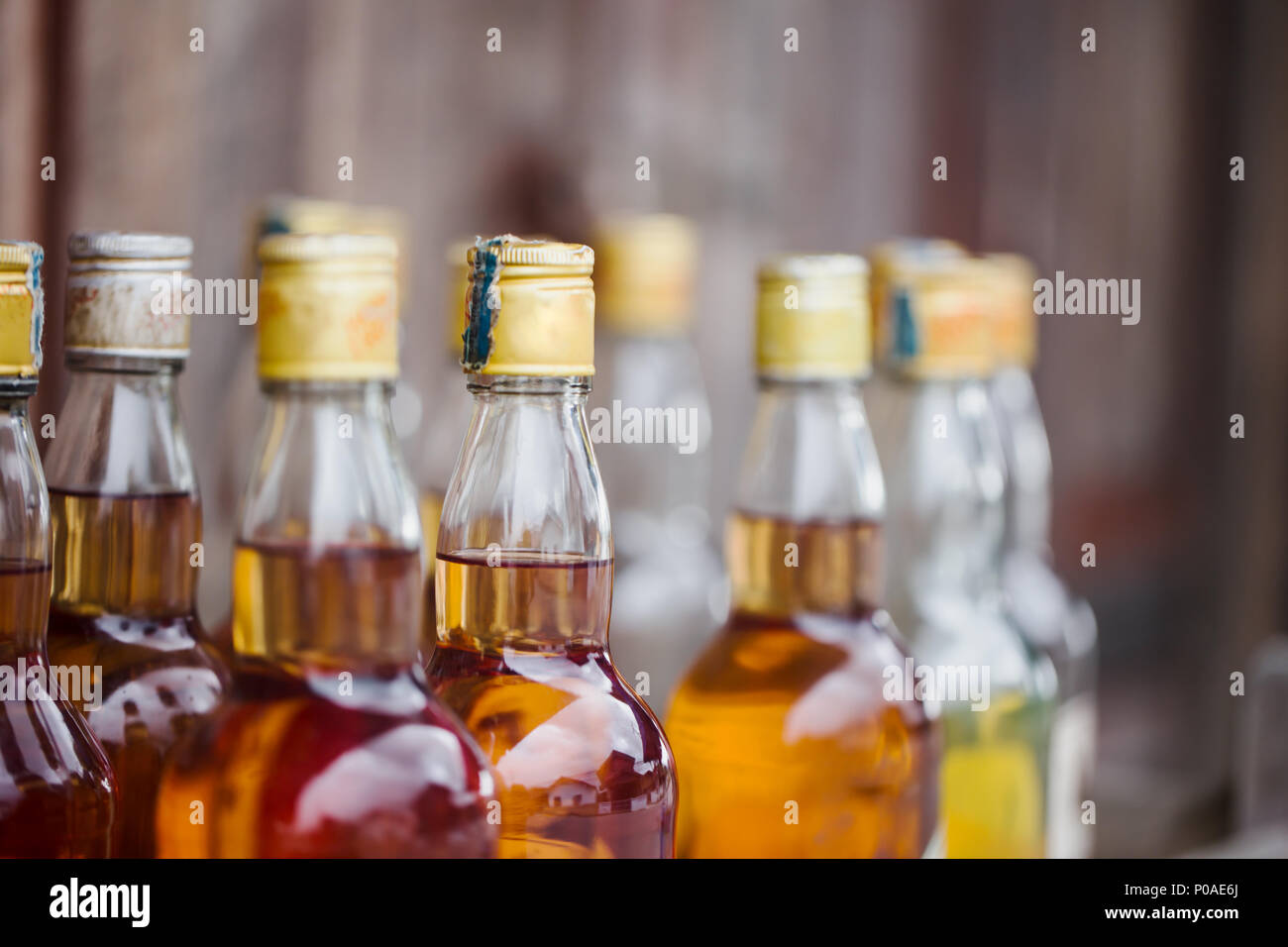 L'alcool dans la bouteille au pays asiatique Banque D'Images