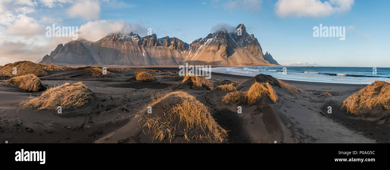 Longue plage de lave, plage de sable noir, des dunes couvertes d'herbes sèches, les montagnes, Klifatindur Kambhorn Eystrahorn et Banque D'Images