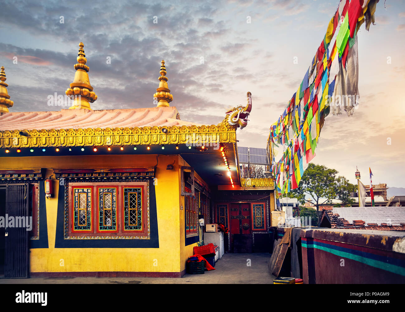 Monastère bouddhiste de toit du grand complexe bouddhiste de Bodnath avec Golden dragon et les drapeaux de prières à Katmandou Banque D'Images