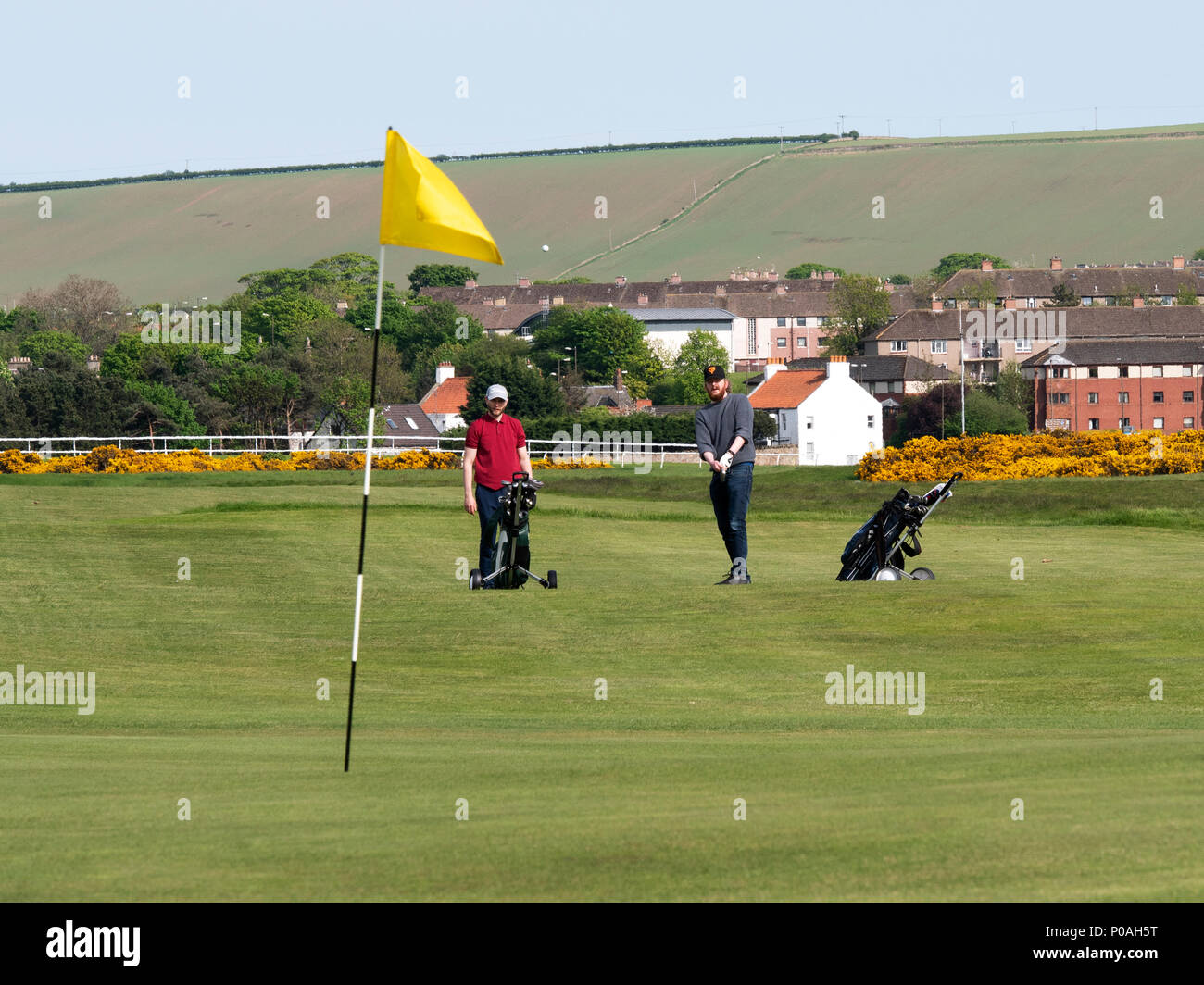 Les golfeurs de l'ancien terrain de golf à Musselburgh, East Lothian, en Ecosse, l'un des plus vieux terrains de golf dans le monde. Banque D'Images