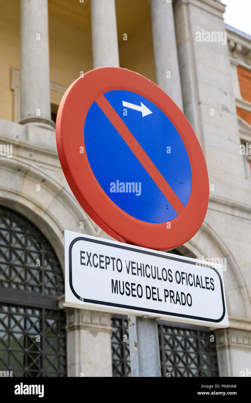 Excepto vehiculos oficiales Museo del Prado road sign.Madrid, Espagne. Mai 2018 Banque D'Images