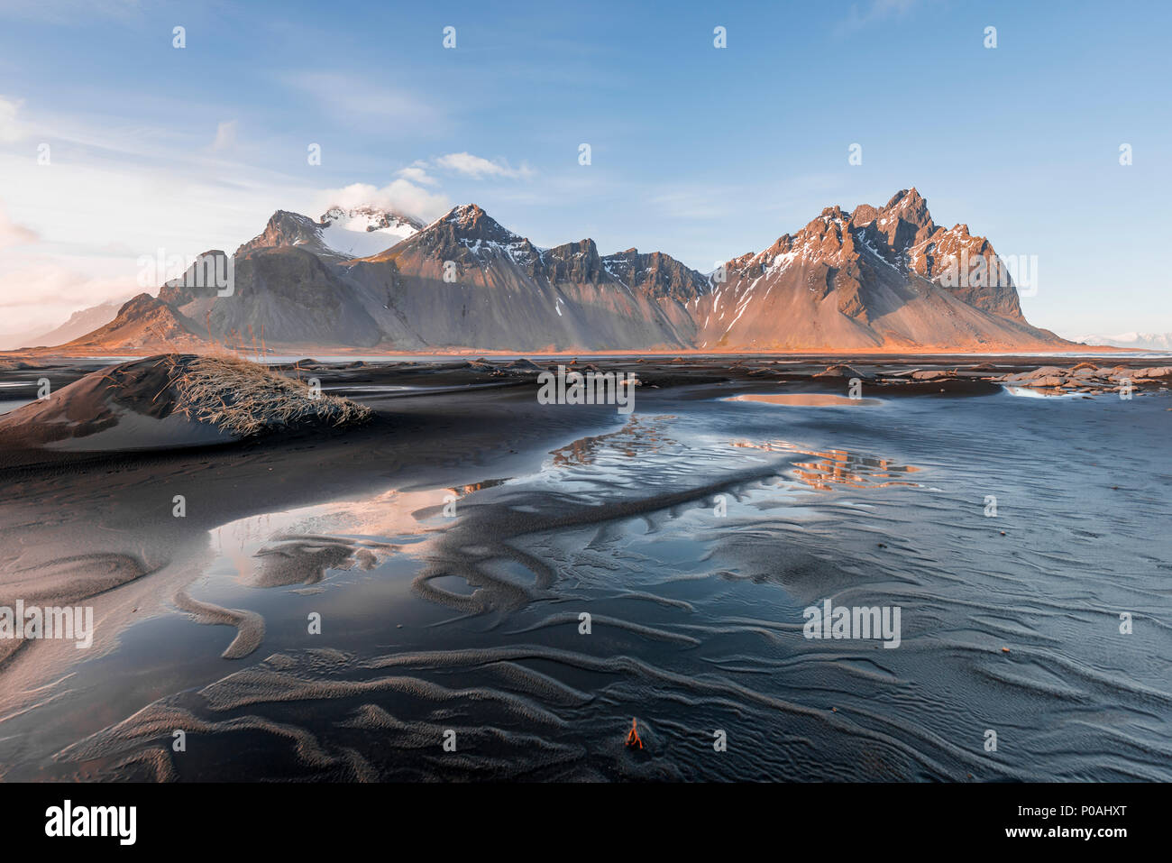 Soirée ambiance au lava beach, plage de sable noir, montagnes, Klifatindur Kambhorn Eystrahorn, pointe Stokksnes et Banque D'Images