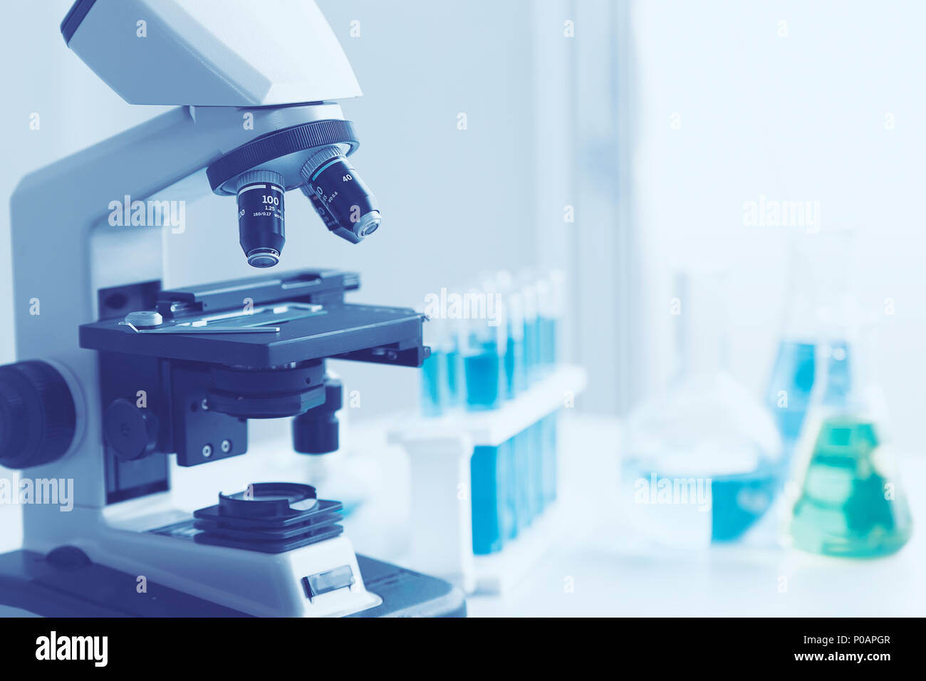 Laboratoire de sciences microscope avec espace pour ton de couleur bleu en arrière-plan Banque D'Images