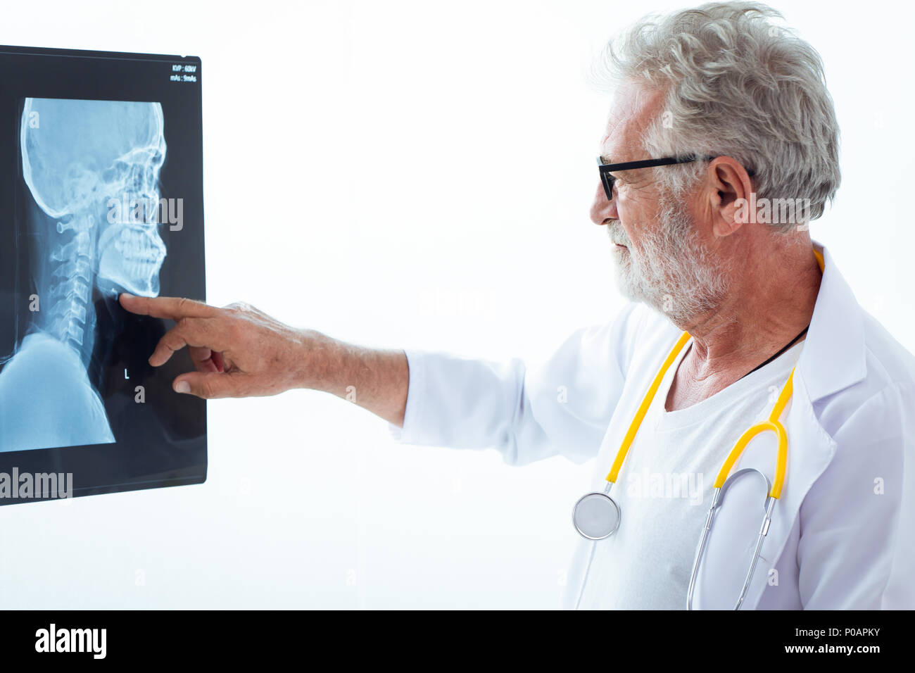 Médecin à la tête du patient et l'os du cou chin film x-ray Banque D'Images