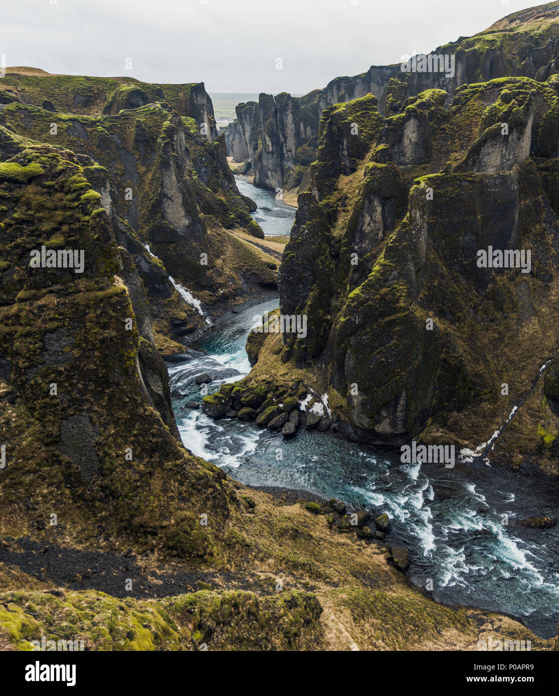 Fjaðrárgljúfur Canyon, gorge profonde, la roche de tuf, près de Kirkjubaer sur la côte sud, le sud de l'Islande, Islande Banque D'Images