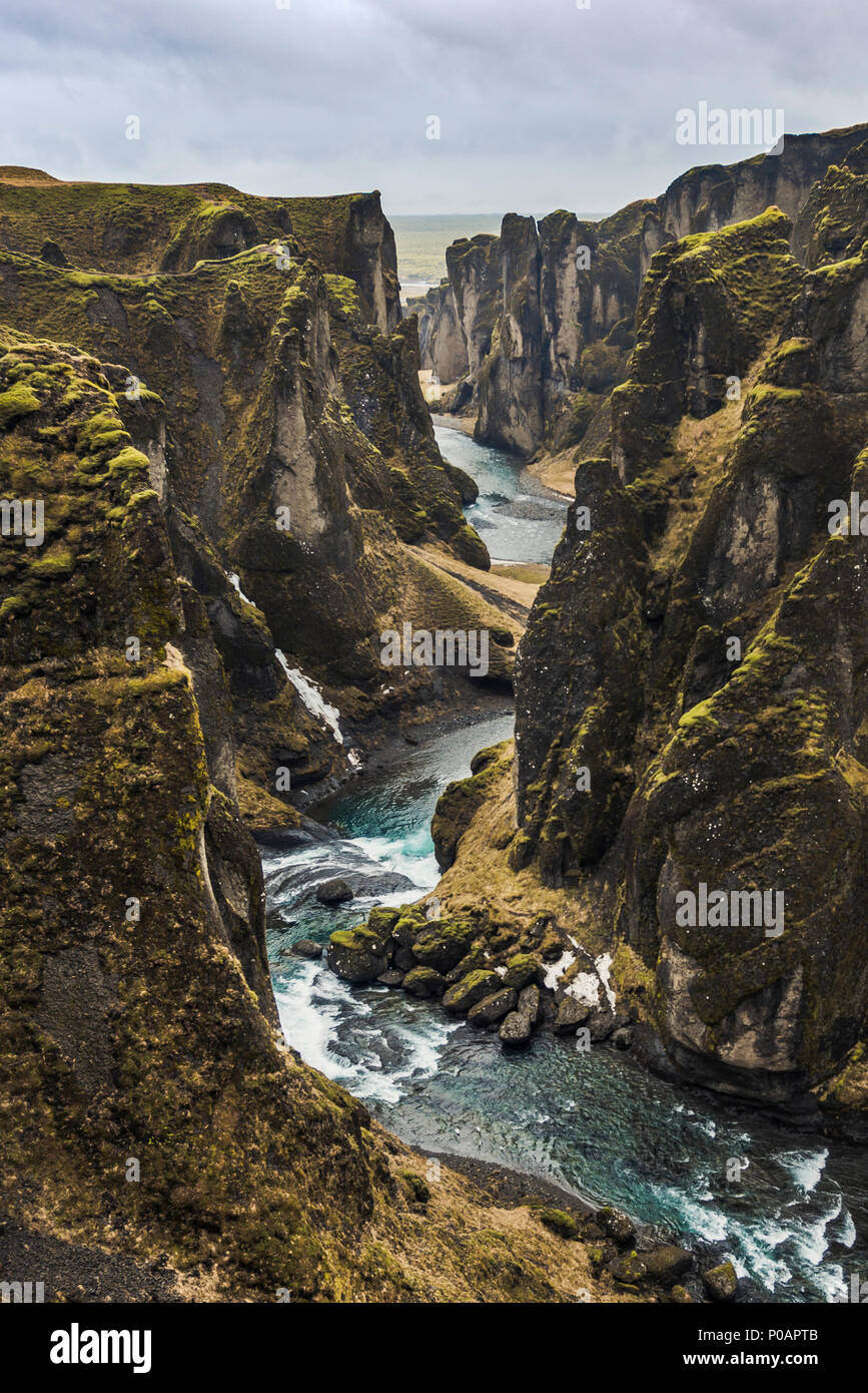Fjaðrárgljúfur Canyon, gorge profonde, la roche de tuf, près de Kirkjubaer sur la côte sud, le sud de l'Islande, Islande Banque D'Images