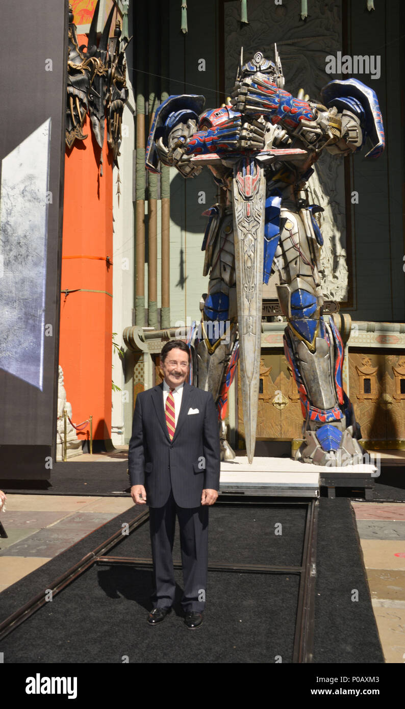 Transformers Optimus Prime Empreinte Empreinte Ceremonie Au Theatre Chinois Au Theatre Chinois De Grauman A Los Angeles Peter Cullen De La Part Des Transformateurs Imprimer 018 Cas A Hollywood Life Californie Red