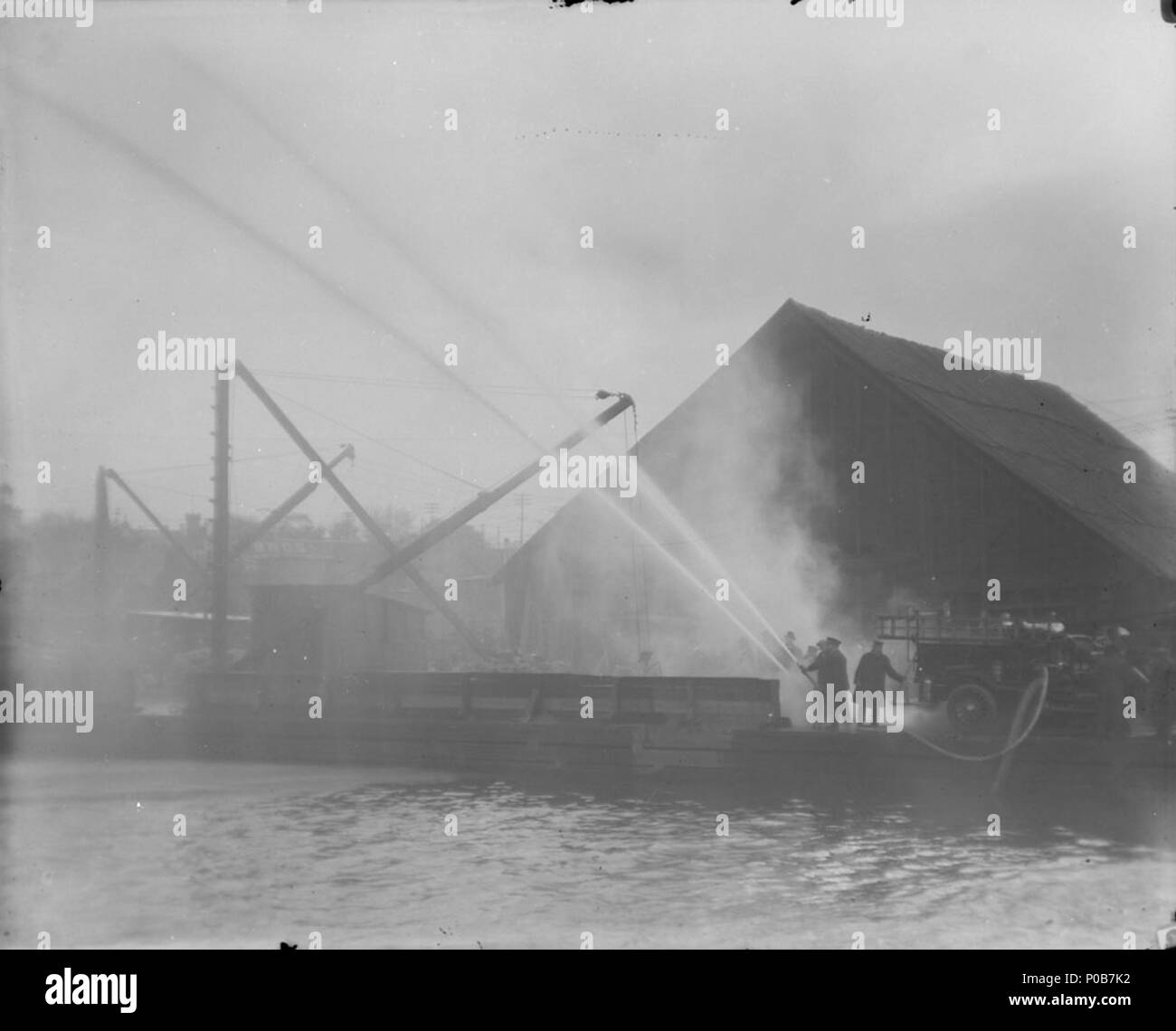 . Anglais : pompe moteur Service des incendies d'Ottawa, Ottawa (Ontario), prises par le studio Topley, mai 1915. . Mai 1915. William James Topley Studio Topley (1845-1930) Noms alternatifs W. J. Topley, photographe canadien Description Date de naissance/Décès 13 Février 1845 16 novembre 1930 Lieu de naissance/décès lieu de travail Montréal Vancouver Ottawa (Ontario) le contrôle d'autorité : Q12071246 : VIAF ?95945074 ULAN : ?500040774 RKD : ?4121683 pompe moteur Service des incendies d'Ottawa, Ottawa, Ontario Banque D'Images