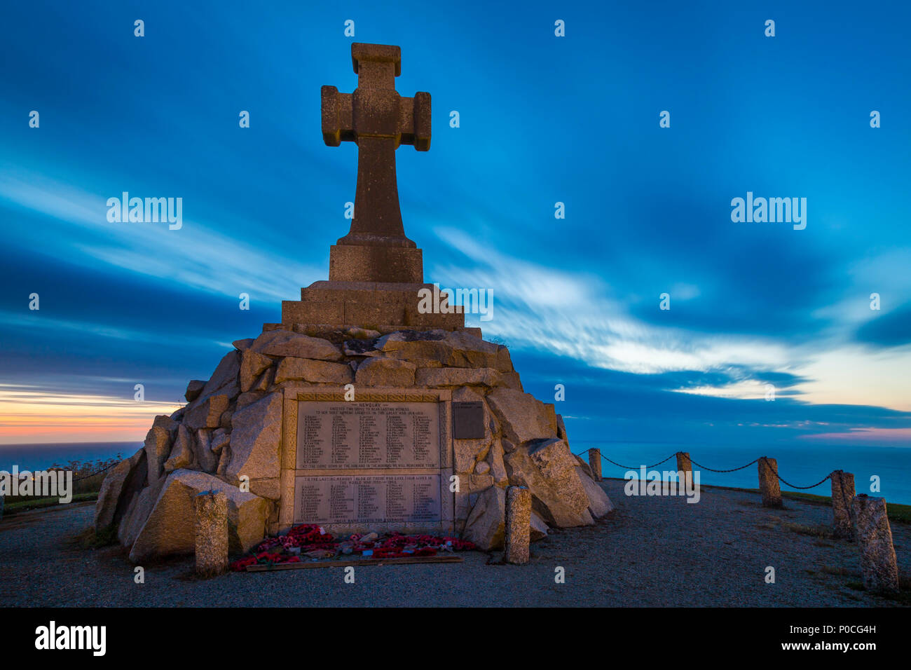 Twilight plus de guerres mondiales I et II Memorial, donnant sur l'océan Atlantique à Newquay, Cornwall, Angleterre Banque D'Images