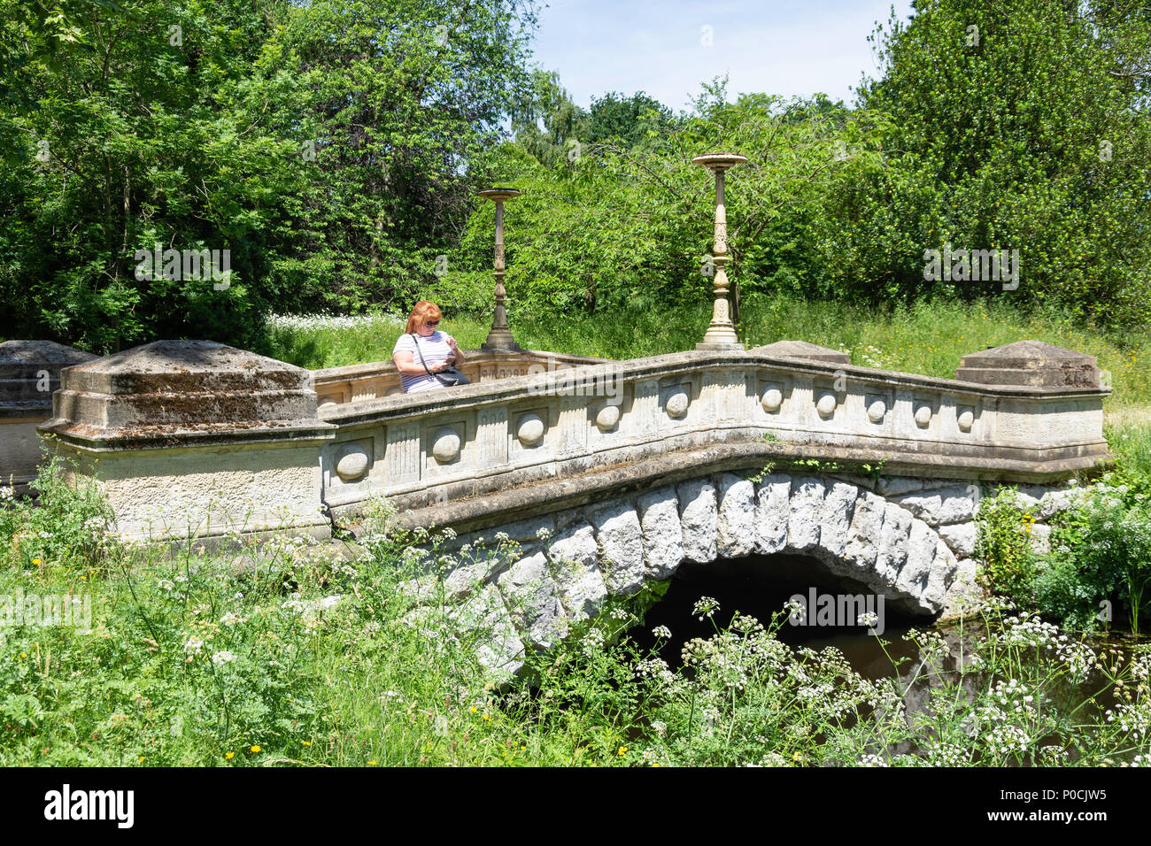 Pont de pierre, à Frogmore House et jardins, Home Park, Windsor, Berkshire, Angleterre, Royaume-Uni Banque D'Images