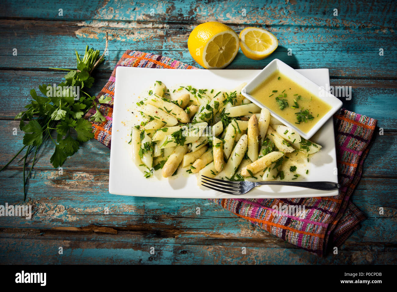 Spargelsalat mit weißem Spargel, Schnittlauch, Blattpetersilie Gemüse-Senf Essig-Vinaigrette in-Studio, Banque D'Images