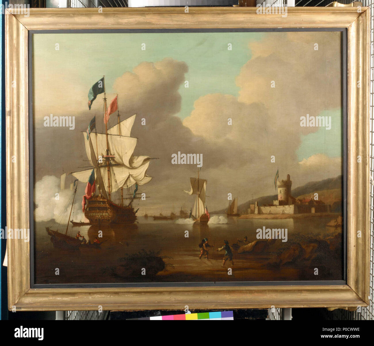 . Anglais : un navire saluant un fort dans les eaux calmes d'un paysage côtier du nord de l'Europe et sous les grands nuages d'un ciel du soir à la fois un anglais trois étages, qui est vu juste à côté de la poupe, et un yacht sont tirant une salve. La fumée blanche est non roulant à travers l'eau. À droite se trouve un fort avec une tour ronde, un drapeau anglais. Plusieurs navires peuvent être vues sur l'horizon. Un couple de chiffres staffage peuplent les eaux peu profondes de l'avant-plan. La scène est sans doute plutôt qu'imaginaire historique et topographique. Peter Monamy a été l'un des premiers E Banque D'Images