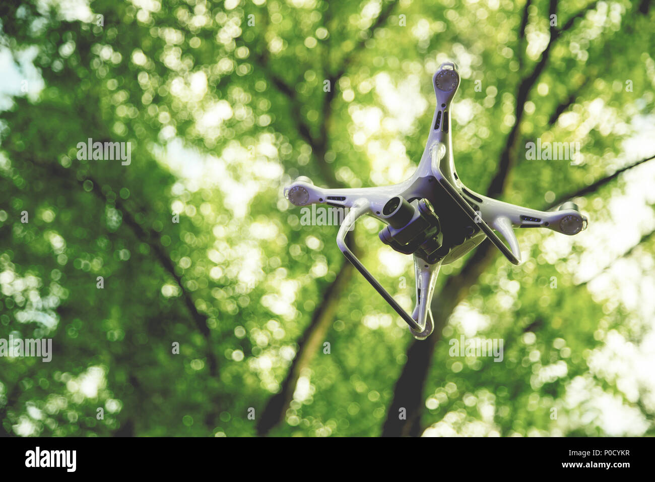 Drone avec caméra sur la nature de fond vert Banque D'Images