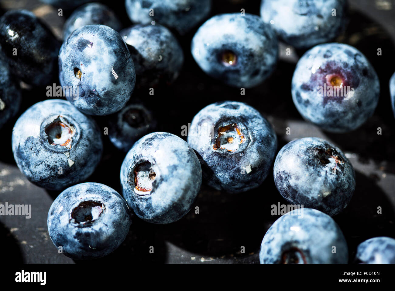 Blaubeeren auf dunklem Untergrund Banque D'Images
