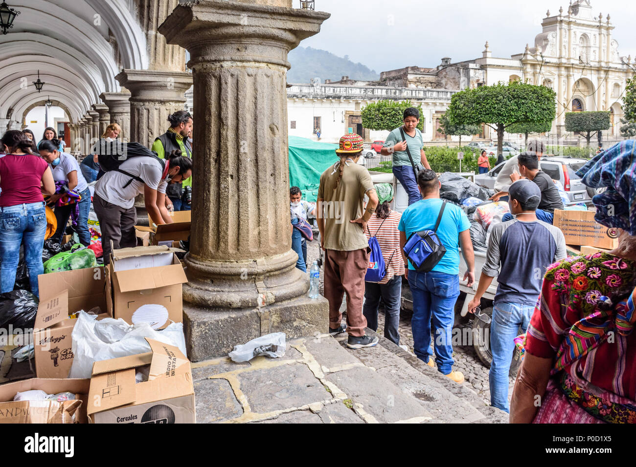 Antigua, Guatemala, - 5 juin, 2018 : Bénévoles charger des fournitures d'aide humanitaire de prendre à la zone touchée par l'éruption du volcan de Fuego (feu) le 3 juin Banque D'Images
