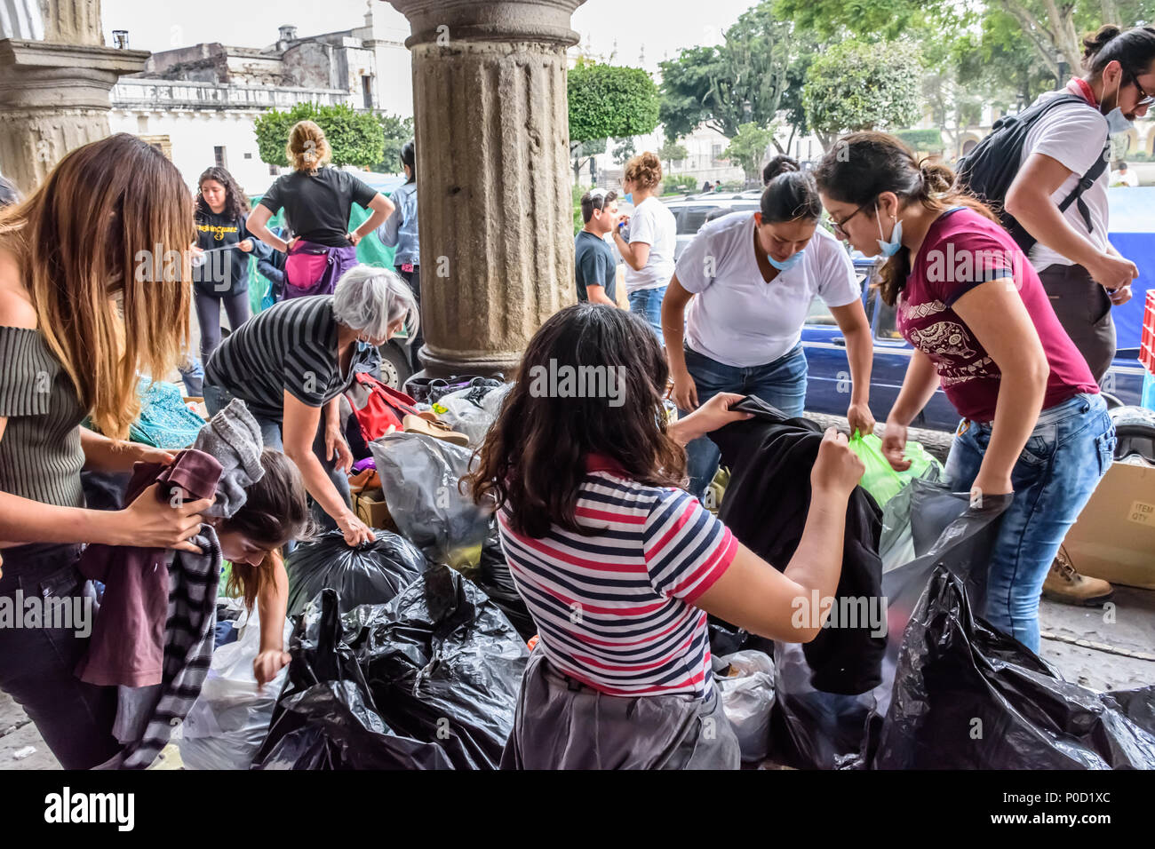 Antigua, Guatemala, - 5 juin, 2018 : Bénévoles charger des fournitures d'aide humanitaire de prendre à la zone touchée par l'éruption du volcan de Fuego (feu) le 3 juin Banque D'Images