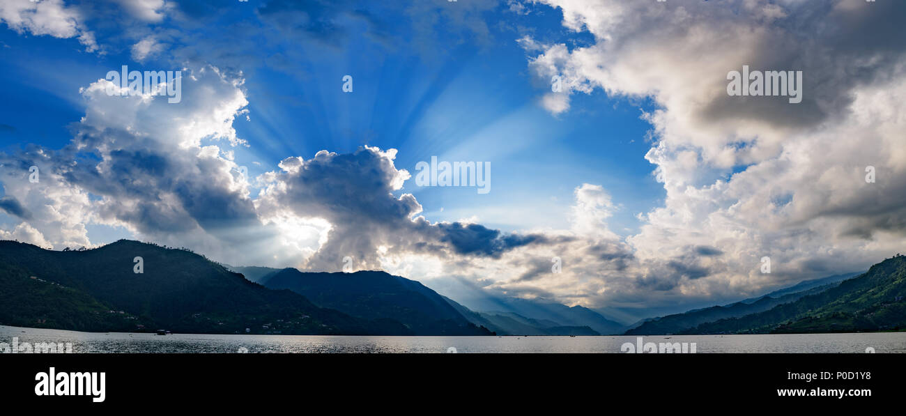 Ciel lumière au Lac Fewa, Pokhara, Népal Banque D'Images