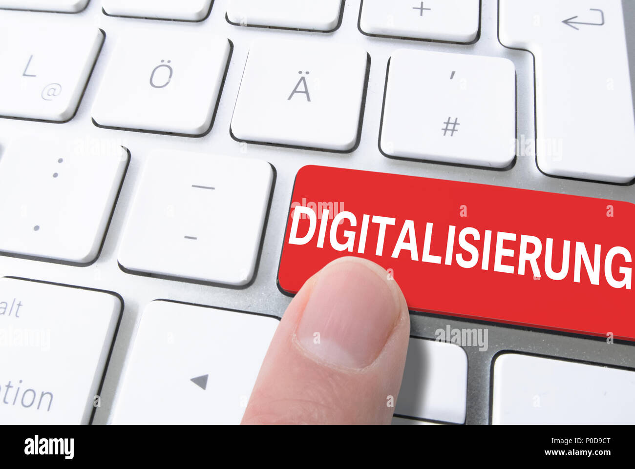 Doigt qui appuie sur le bouton rouge marqué DIGITALISIERUNG, Allemand pour la numérisation, le clavier de l'ordinateur Banque D'Images