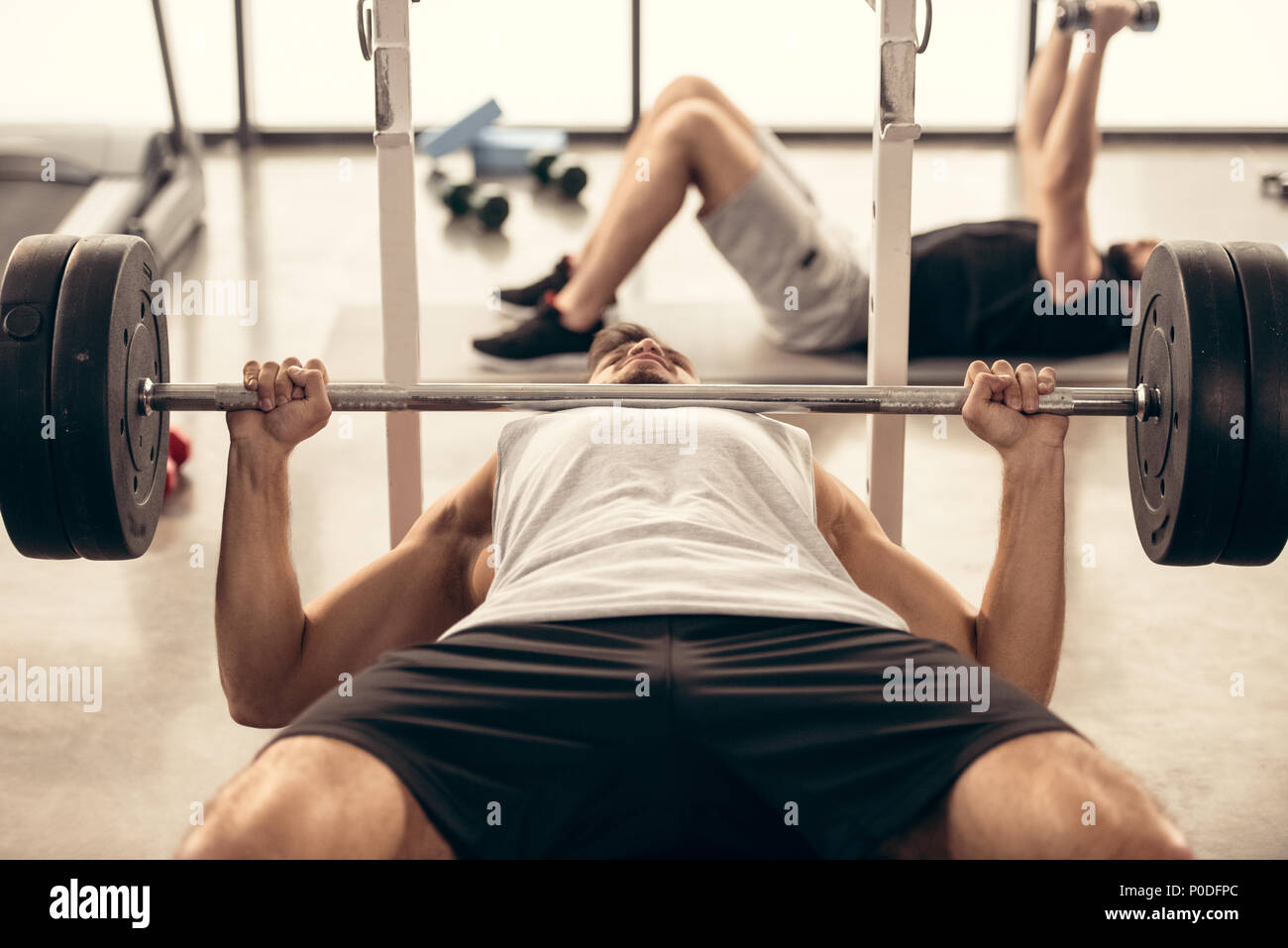 Handsome sportsman barbell levage avec des poids lourds en salle de sport Banque D'Images